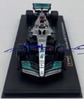 Miniatyrbild 7 av 11: F1 bil Mercedes W13 63 Russell KASK BBurago 1:43
