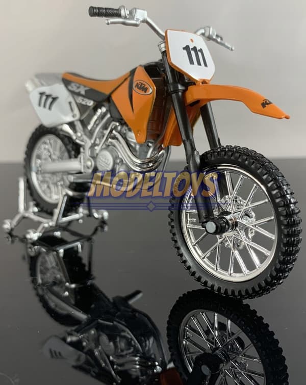 KTM 520 SX #111 moottoripyörä malli 1:18 Maisto