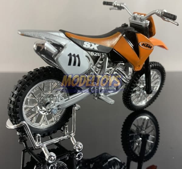 KTM 520 SX #111 moottoripyörä malli 1:18 Maisto