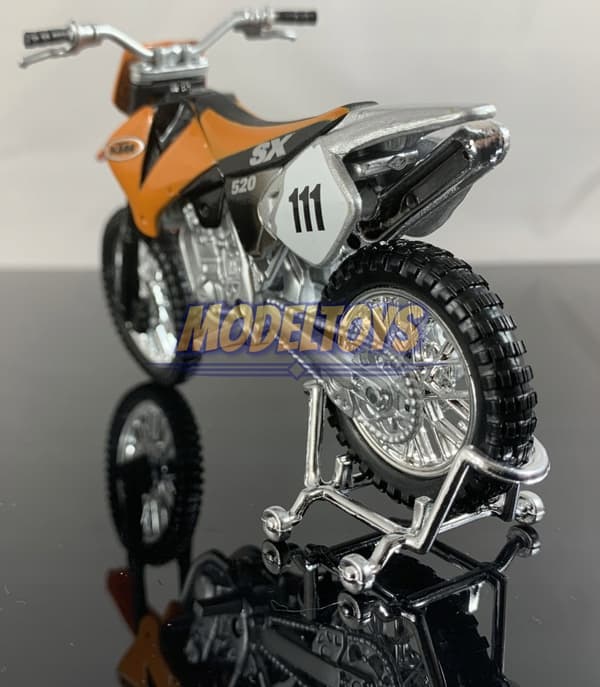 KTM 520 SX #111 moottoripyörä malli 1:18 Maisto