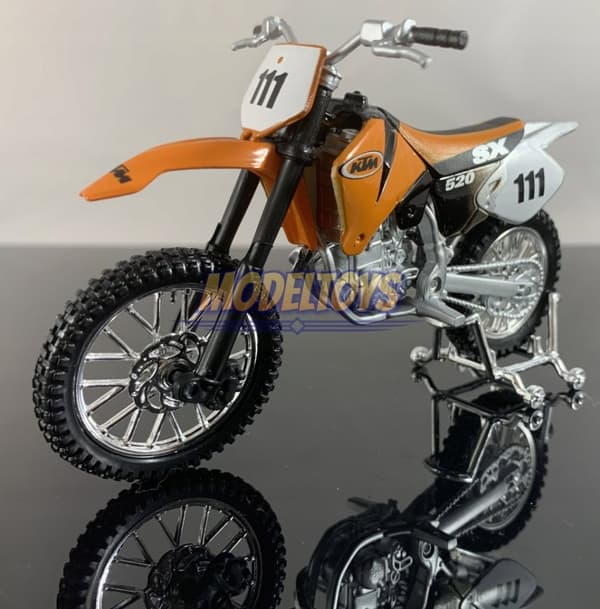 KTM 520 SX #111 moottoripyörä malli 1:18 Maisto