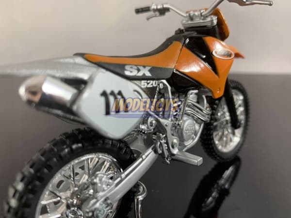KTM 520 SX #111 moottoripyörä malli 1:18 Maisto