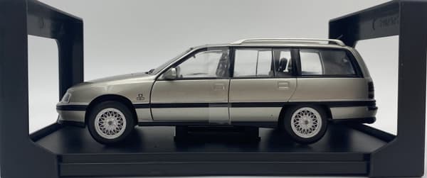 Opel Omega A2 Caravan 1990 malli METALLI 124165 WhiteBox 1:24 hopea