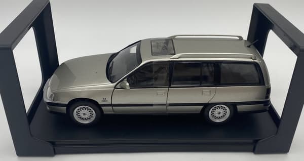 Opel Omega A2 Caravan 1990 malli METALLI 124165 WhiteBox 1:24 hopea