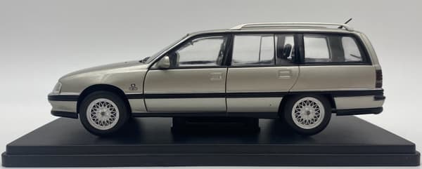 Opel Omega A2 Caravan 1990 malli METALLI 124165 WhiteBox 1:24 hopea