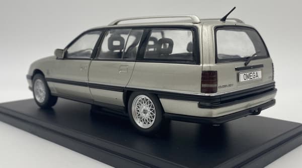 Opel Omega A2 Caravan 1990 malli METALLI 124165 WhiteBox 1:24 hopea