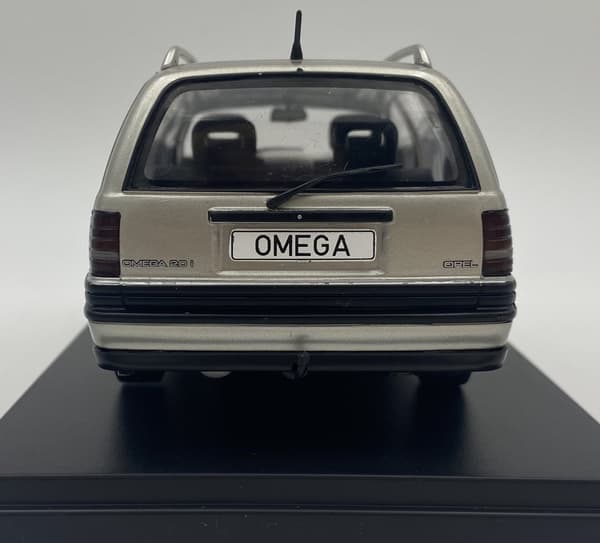 Opel Omega A2 Caravan 1990 malli METALLI 124165 WhiteBox 1:24 hopea