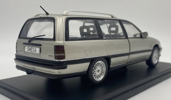 Opel Omega A2 Caravan 1990 malli METALLI 124165 WhiteBox 1:24 hopea
