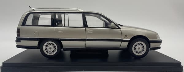 Opel Omega A2 Caravan 1990 malli METALLI 124165 WhiteBox 1:24 hopea