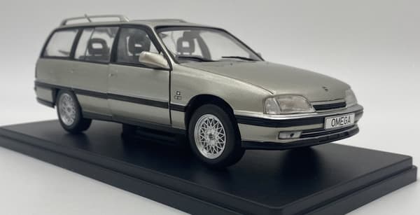 Opel Omega A2 Caravan 1990 malli METALLI 124165 WhiteBox 1:24 hopea