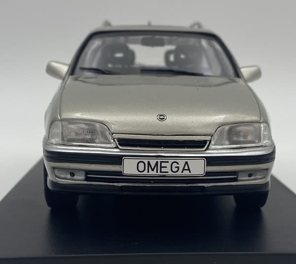 Opel Omega A2 Caravan 1990 malli METALLI 124165 WhiteBox 1:24 hopea