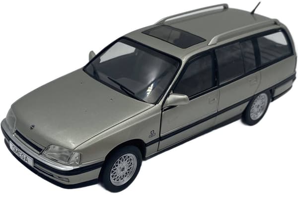 Opel Omega A2 Caravan 1990 model METAL 124165 Hvidboks 1:24 sølv