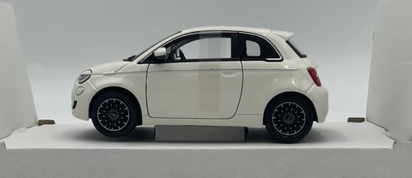 Fiat 500e 2023 hvid 1:24 metalmodel Bburago 21110