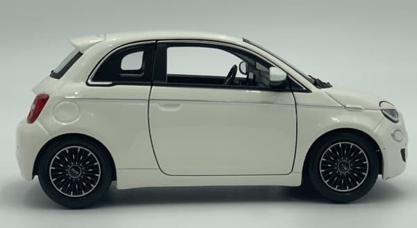 Fiat 500e 2023 hvid 1:24 metalmodel Bburago 21110