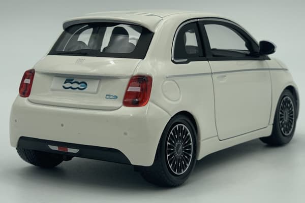 Fiat 500e 2023 hvid 1:24 metalmodel Bburago 21110
