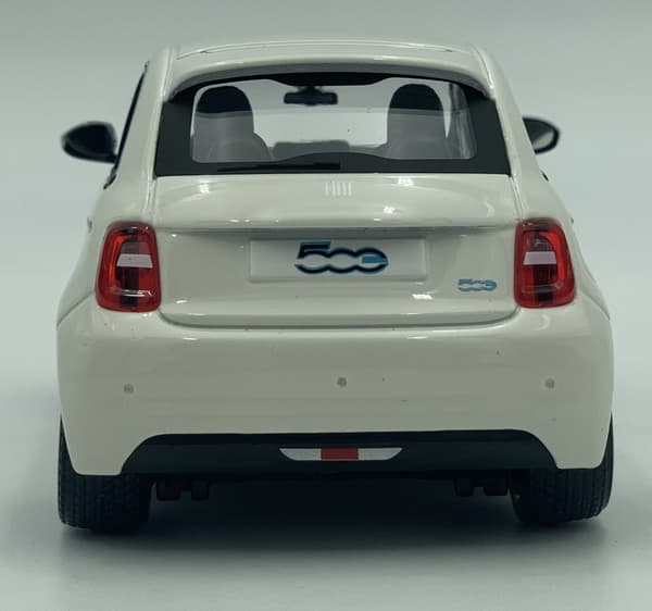 Fiat 500e 2023 hvid 1:24 metalmodel Bburago 21110