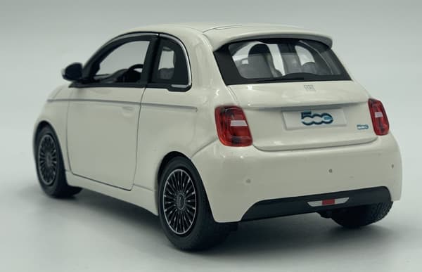 Fiat 500e 2023 hvid 1:24 metalmodel Bburago 21110