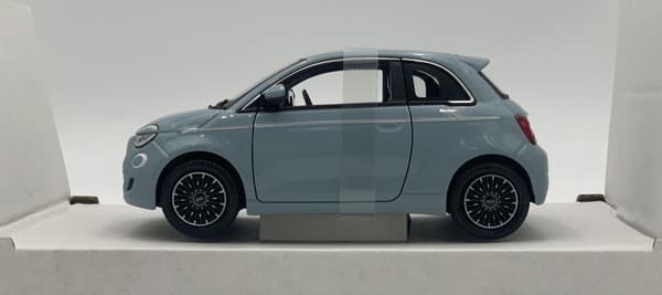 Fiat 500e 2023 blå 1:24 metalmodel Bburago 21110