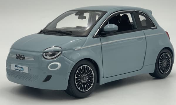 Fiat 500e 2023 blå 1:24 metalmodel Bburago 21110