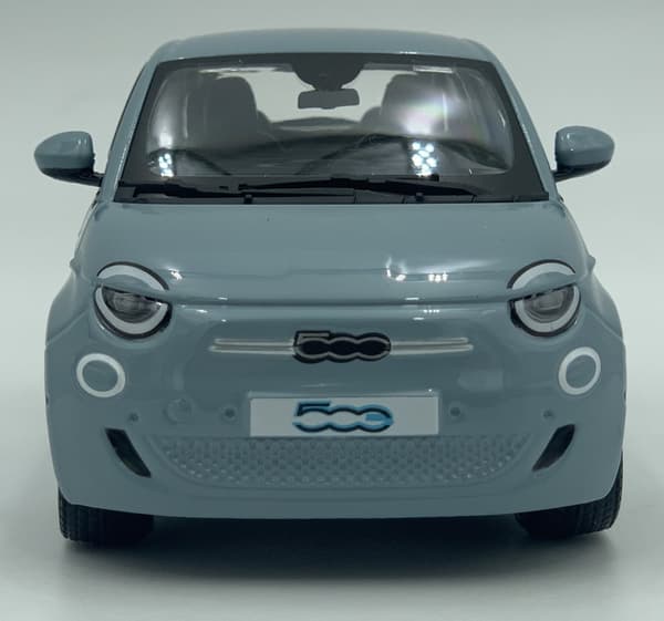 Fiat 500e 2023 blå 1:24 metalmodel Bburago 21110