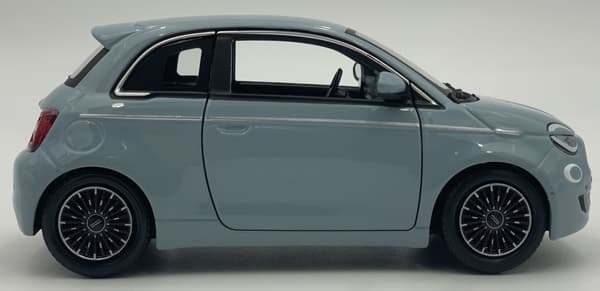 Fiat 500e 2023 blå 1:24 metalmodel Bburago 21110