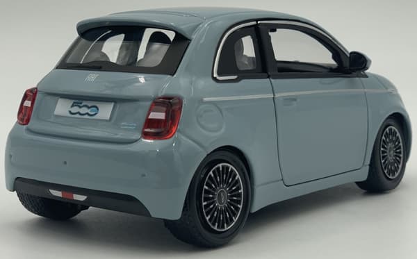 Fiat 500e 2023 blå 1:24 metalmodel Bburago 21110