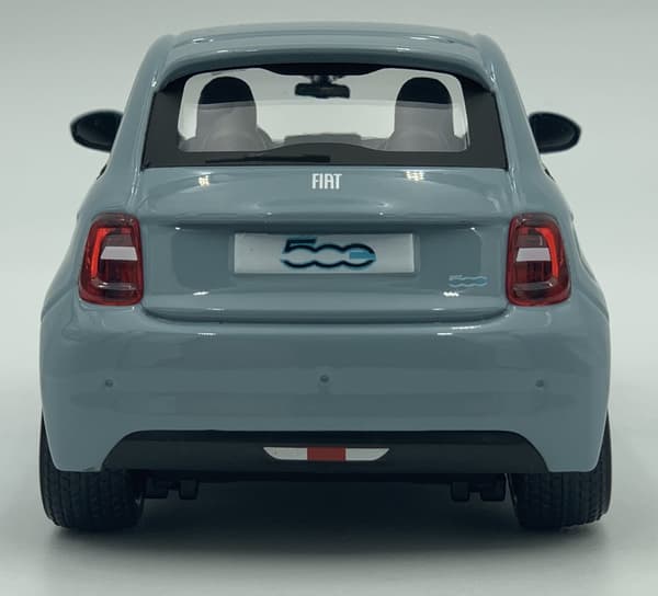 Fiat 500e 2023 blå 1:24 metalmodel Bburago 21110
