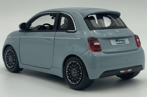 Fiat 500e 2023 blå 1:24 metalmodel Bburago 21110