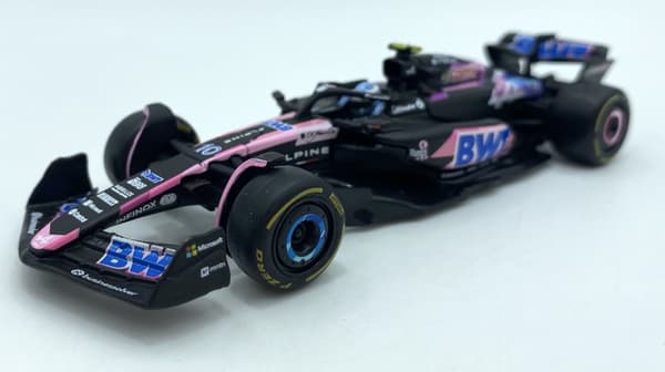F1-bil Alpine A524 BWT Bburago #10 Pierre Gasly BBurago 1:43 HJÄLM