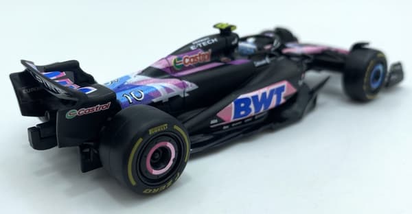 F1-bil Alpine A524 BWT Bburago #10 Pierre Gasly BBurago 1:43 HJÄLM