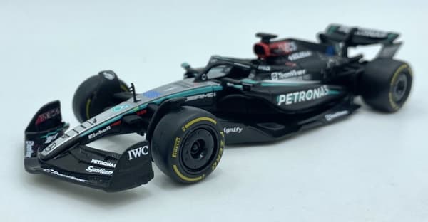 F1-bil Mercedes AMG W15 E Perf Petronas Russell #63 BBurago 1:43