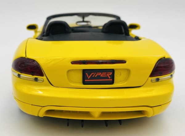 Dodge Viper SRT-10 2003 model 1:18 Motormax 73137