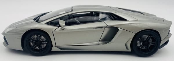 Lamborghini Aventador LP700-4 model 1:18 Motormax 79154