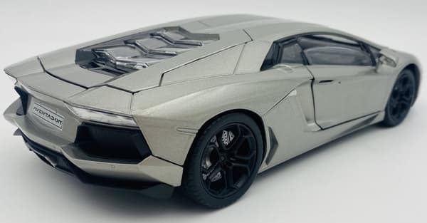 Lamborghini Aventador LP700-4 model 1:18 Motormax 79154