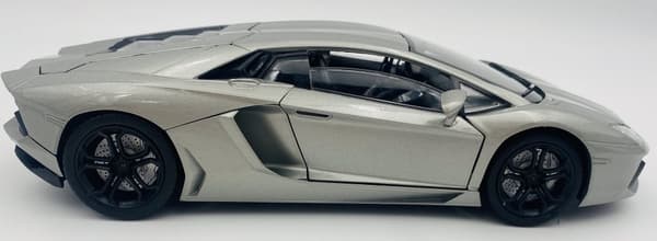 Lamborghini Aventador LP700-4 model 1:18 Motormax 79154