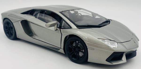 Lamborghini Aventador LP700-4 model 1:18 Motormax 79154