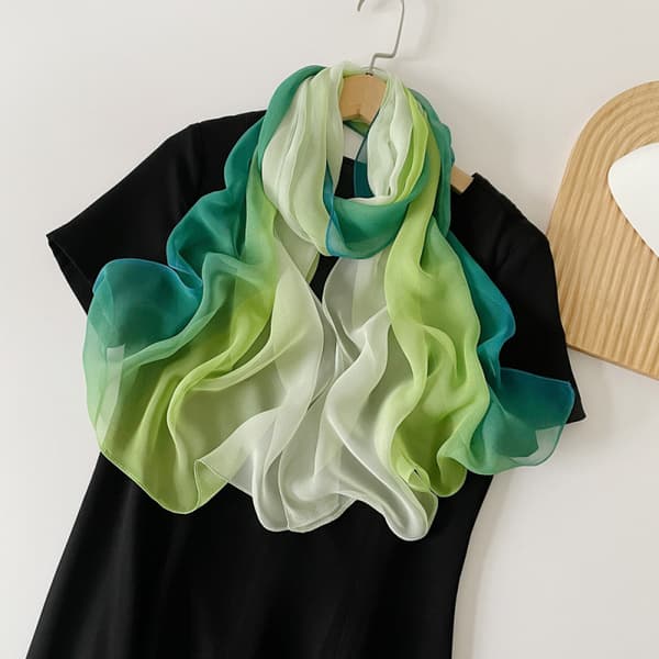 INF Skinnende sjal: Elegant perlechiffon tørklæde