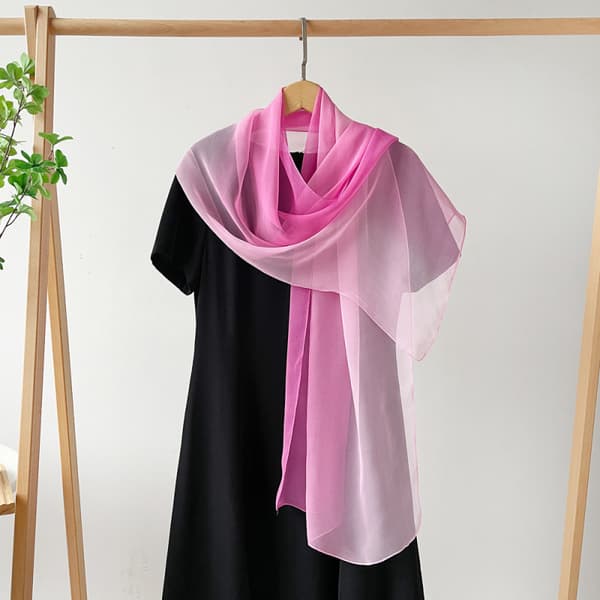 INF Skinnende sjal: Elegant perlechiffon tørklæde