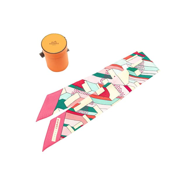 Pre-owned Hermès On A Summer Day Silk Twilly Scarf Pink