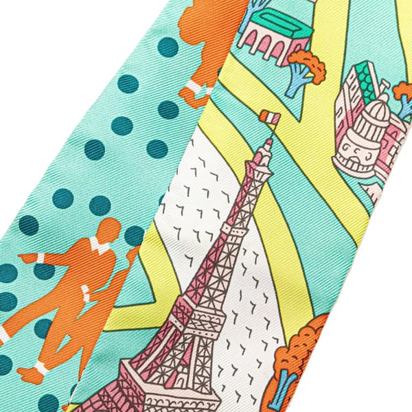 Pre-owned Hermès Les Nouveaux Amoureux de Paris Silk Twilly Scarf Green