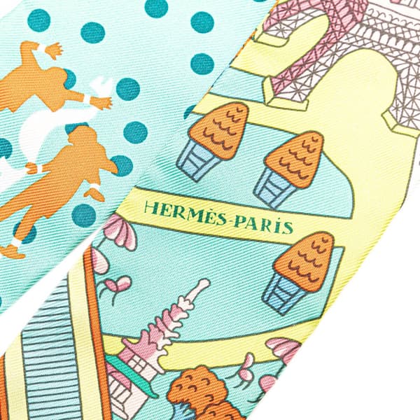 Pre-owned Hermès Les Nouveaux Amoureux de Paris Silk Twilly Scarf Green