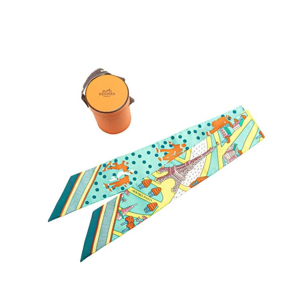 Pre-owned Hermès Les Nouveaux Amoureux de Paris Silk Twilly Scarf Green