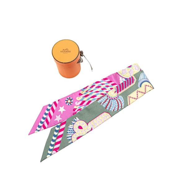 Pre-owned Hermès Epaulettes de Gala Silk Twilly Scarf Pink
