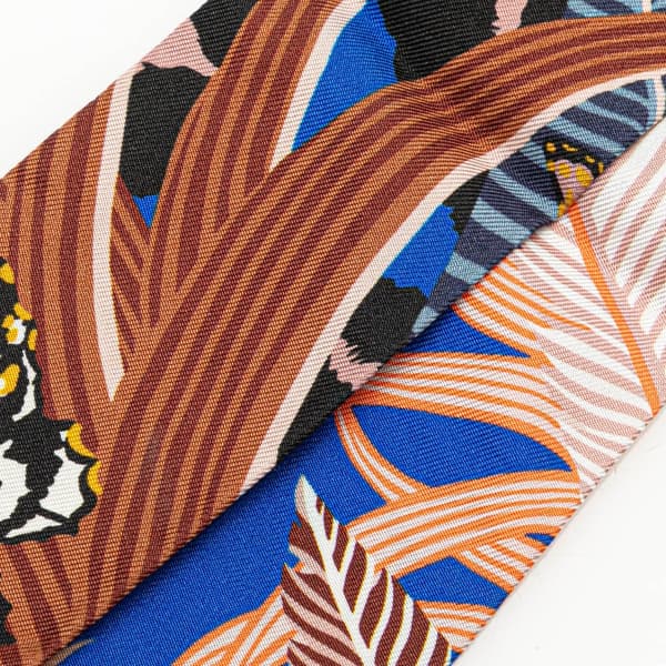 Pre-owned Hermès Jaguar Quetzal Silk Twilly Scarf Blue
