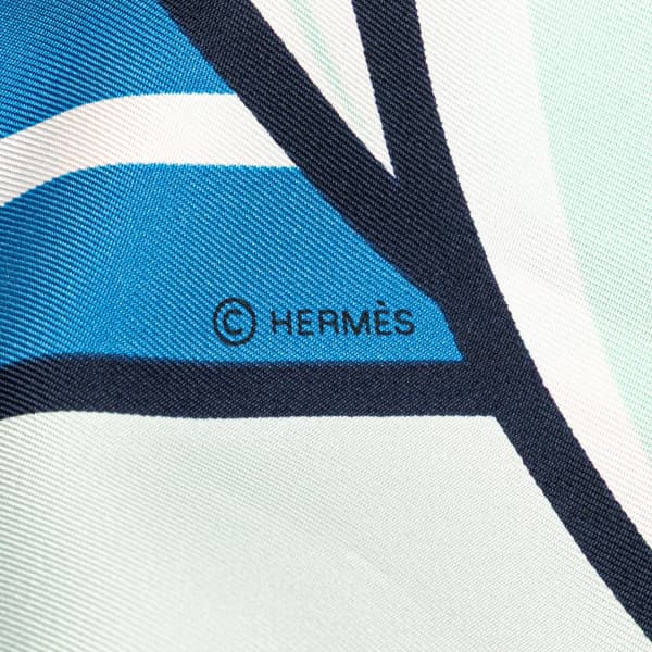 Pre-owned Hermès Quadrige Bayadere Giant Triangle Scarf Blue