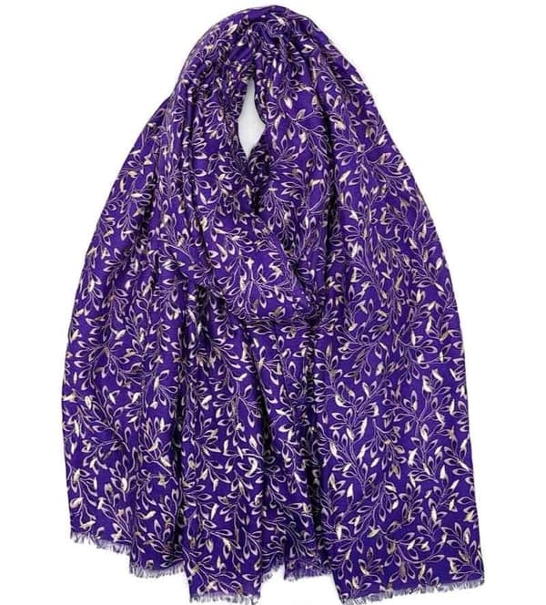 Scarf with print motif in several different color choices