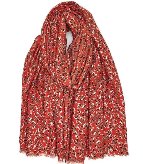 Scarf with print motif in several different color choices