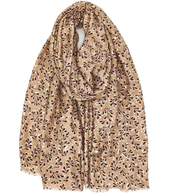 Scarf with print motif in several different color choices