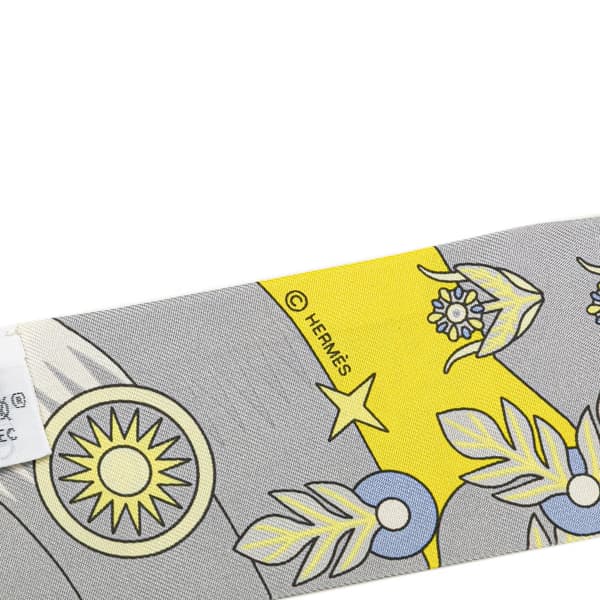 Pre-owned Hermès La Source de Pegase Silk Twilly Scarf Yellow
