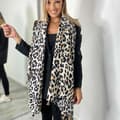 Miniatyrbild 2 av 2: Agélii Fashion - Leopardmönstrad scarf med tofsar - flera färgval